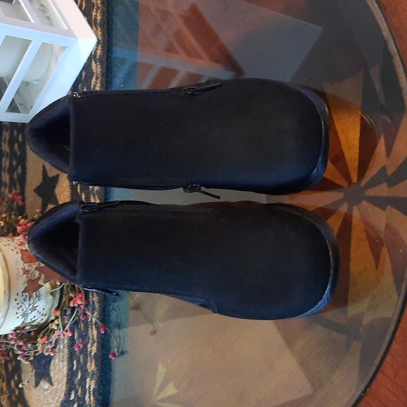 Dr. Scholl's Shoes - Women's ankle boots Dr. Scholl's. Remy. Never worn. Size 5 1/2 soft suede.